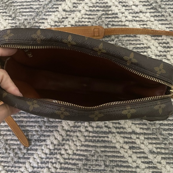 Louis Vuitton cross body bag - Picture 3 of 7